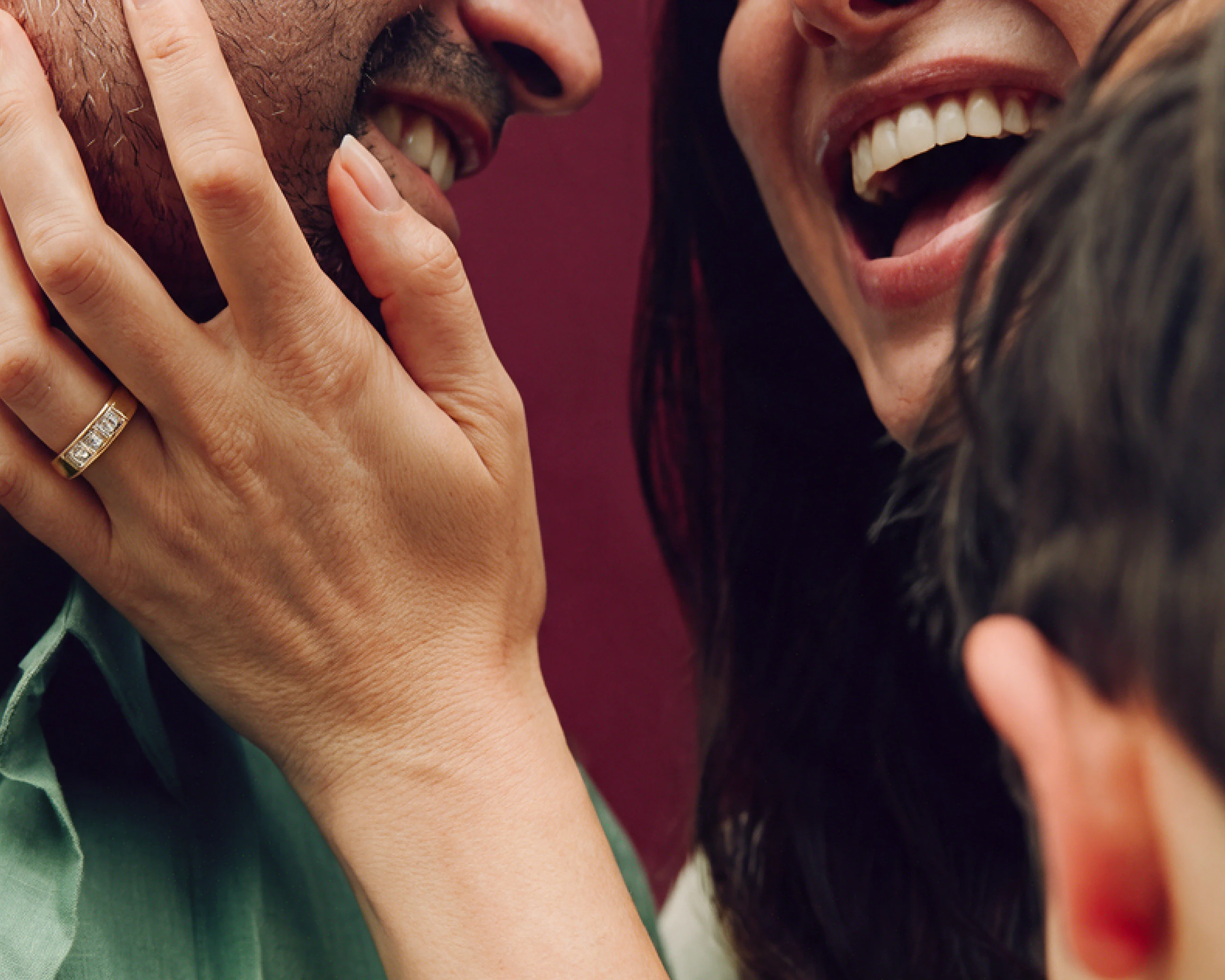 A family moment around a warm-gold ring and a burgundy Maison box.